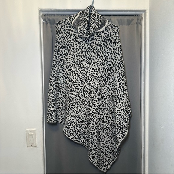 Ann Taylor Asymmetrical Handkerchief Hem Animal Print Turtleneck Fleece Poncho M - Picture 1 of 11